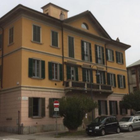 Garibaldi 1 Villa Angera Eksteriør billede