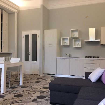 Garibaldi 1 Villa Angera Eksteriør billede