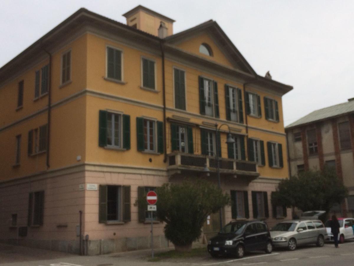 Garibaldi 1 Villa Angera Eksteriør billede
